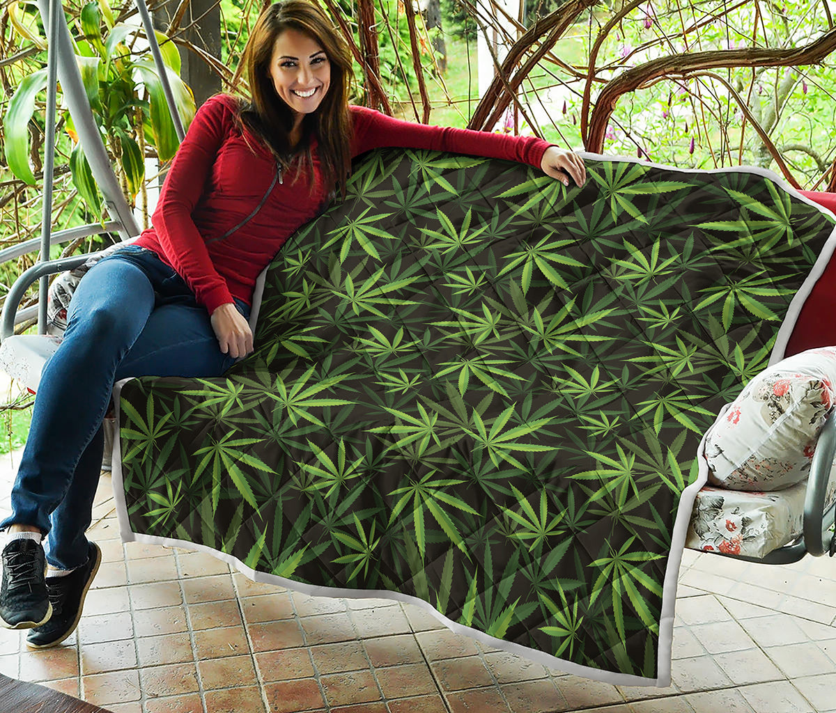 Cannabis Leaves Pattern Print Quilt