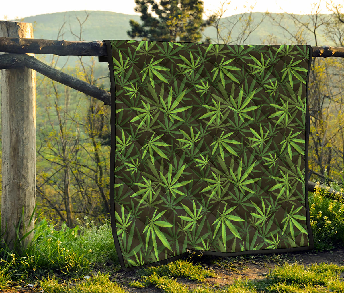 Cannabis Leaves Pattern Print Quilt