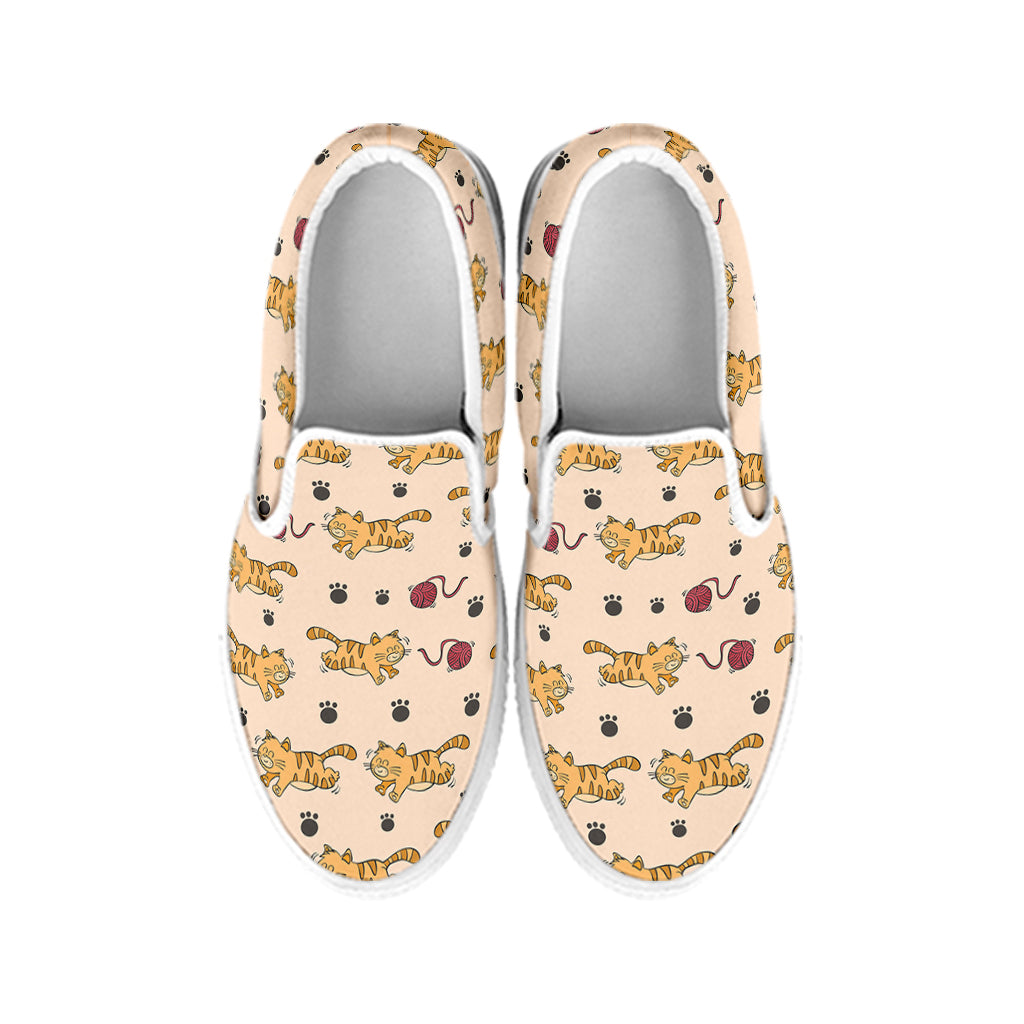 Cat And Yarn Ball Pattern Print White Slip On Shoes