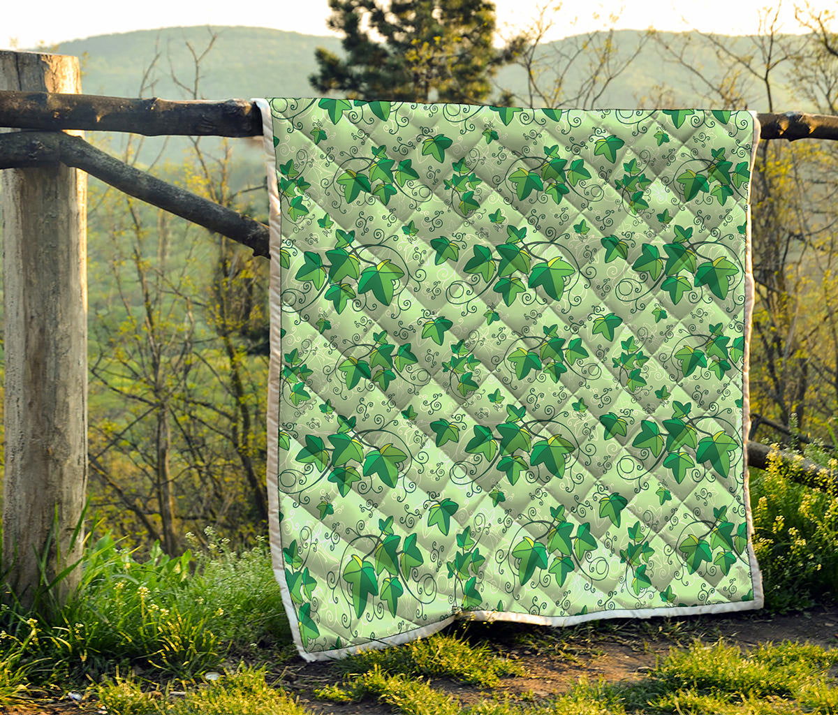 Christmas Ivy Leaf Pattern Print Quilt
