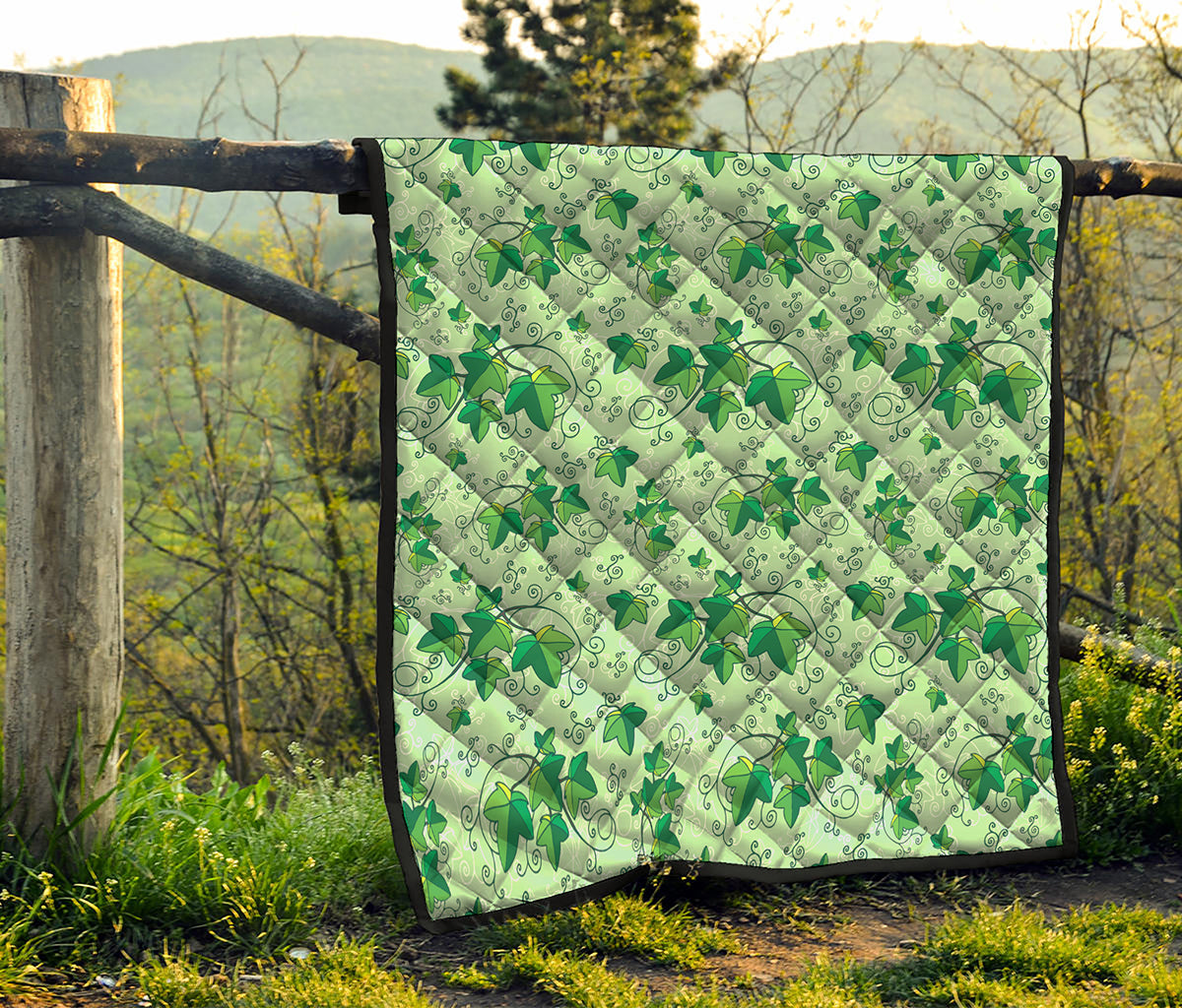 Christmas Ivy Leaf Pattern Print Quilt