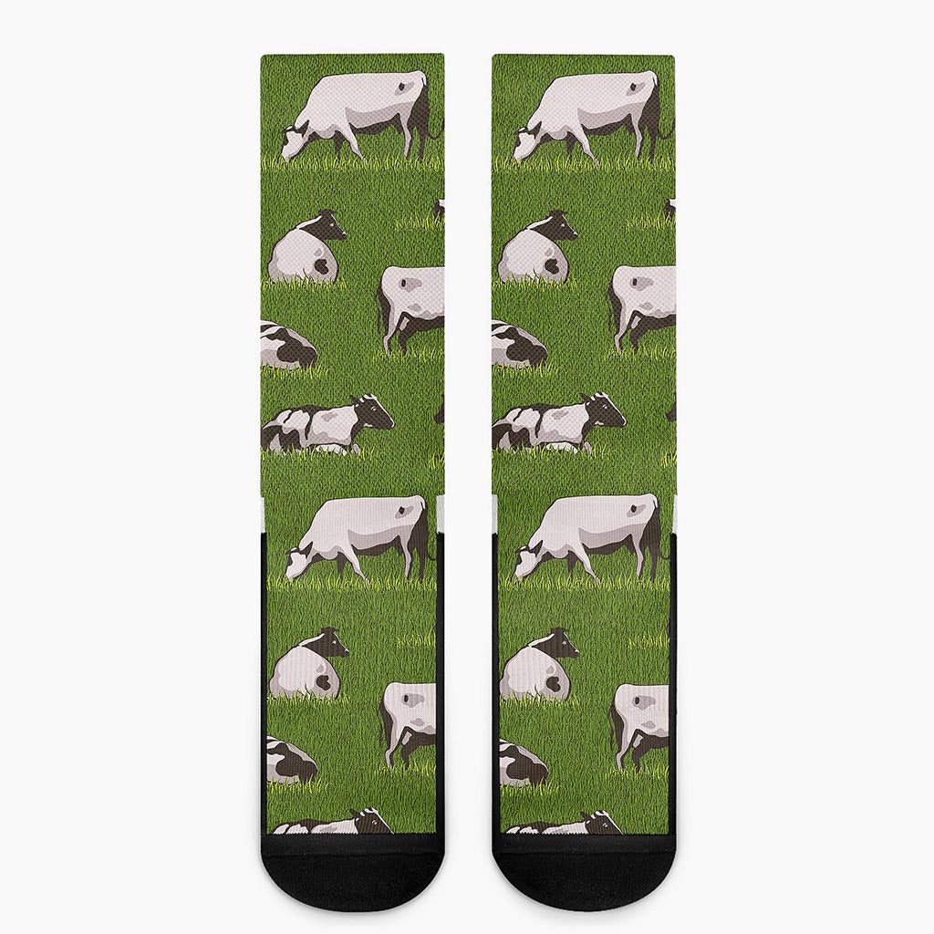 Cow On Green Grass Pattern Print Crew Socks