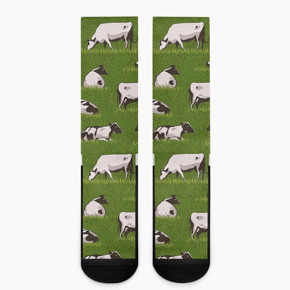 Cow On Green Grass Pattern Print Crew Socks