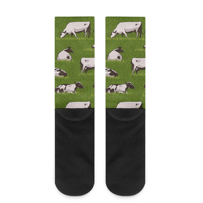 Cow On Green Grass Pattern Print Crew Socks