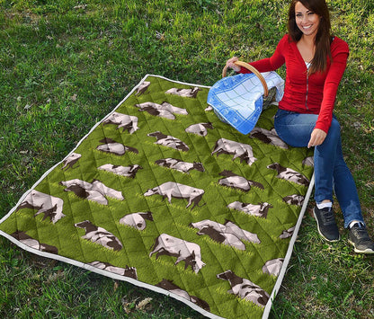 Cow On Green Grass Pattern Print Quilt