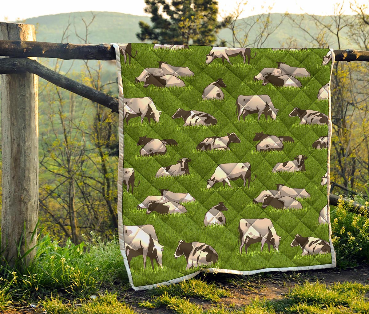 Cow On Green Grass Pattern Print Quilt