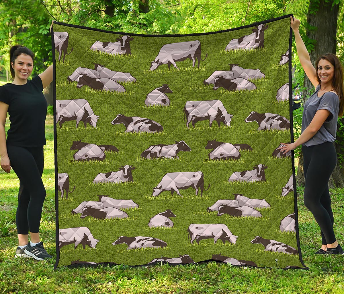 Cow On Green Grass Pattern Print Quilt