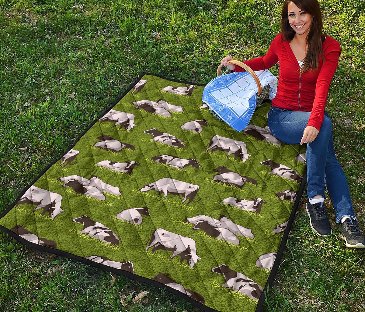 Cow On Green Grass Pattern Print Quilt