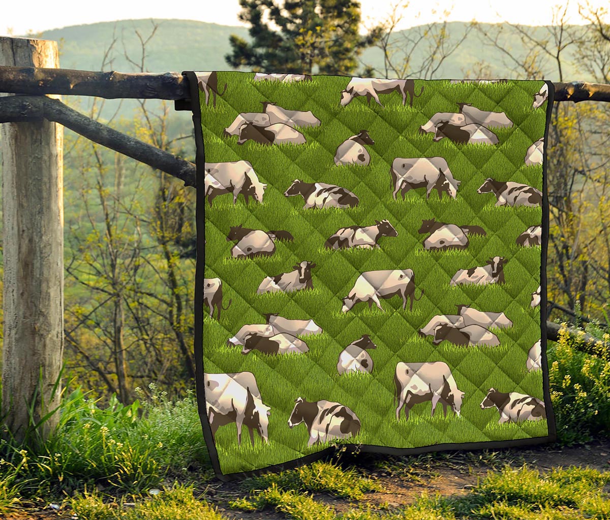 Cow On Green Grass Pattern Print Quilt