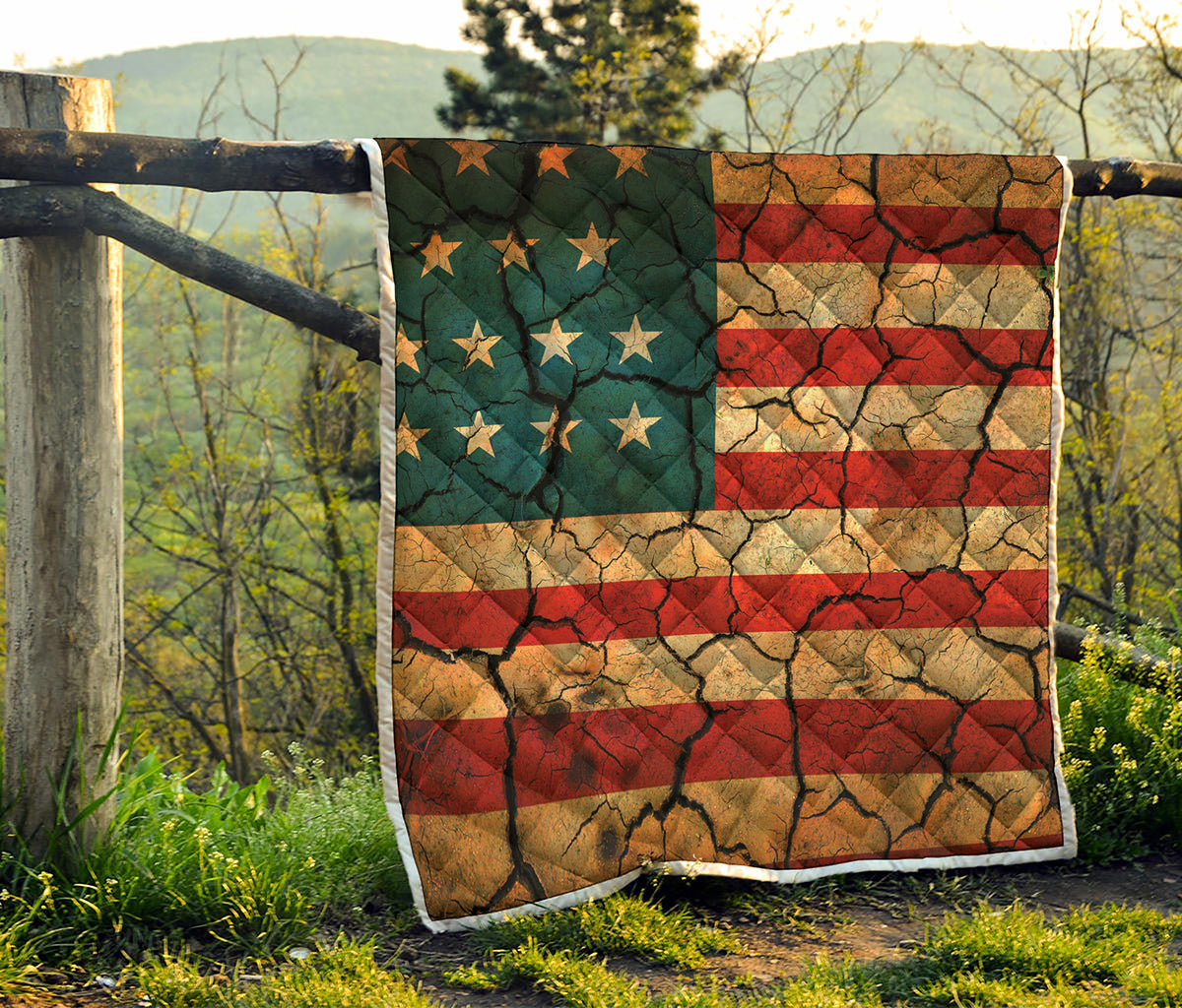 Cracked American Flag Print Quilt