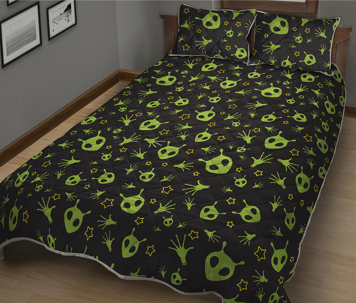 Cute Green Alien Pattern Print Quilt Bed Set