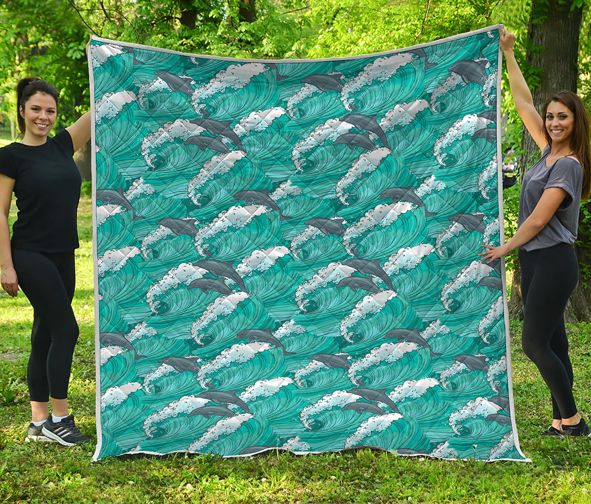 Dolphin Riding Waves Pattern Print Quilt