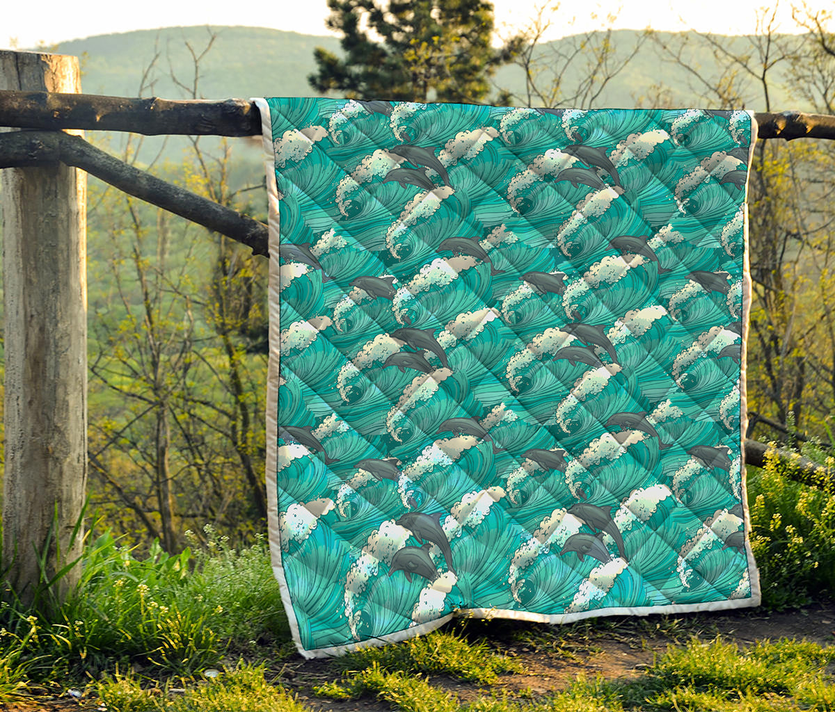 Dolphin Riding Waves Pattern Print Quilt