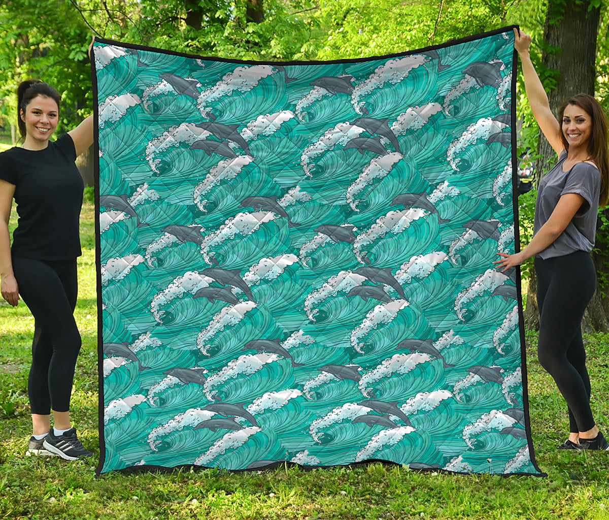 Dolphin Riding Waves Pattern Print Quilt