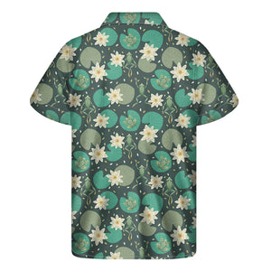 Frogs And Water Lilies Pattern Print Men's Short Sleeve Shirt
