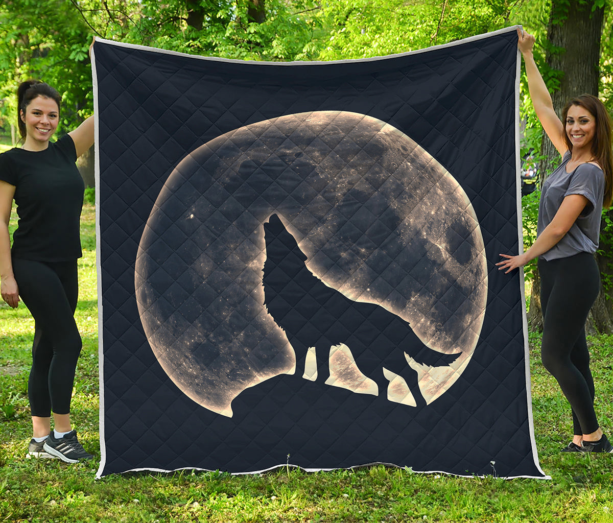 Full Moon Howling Wolf Print Quilt