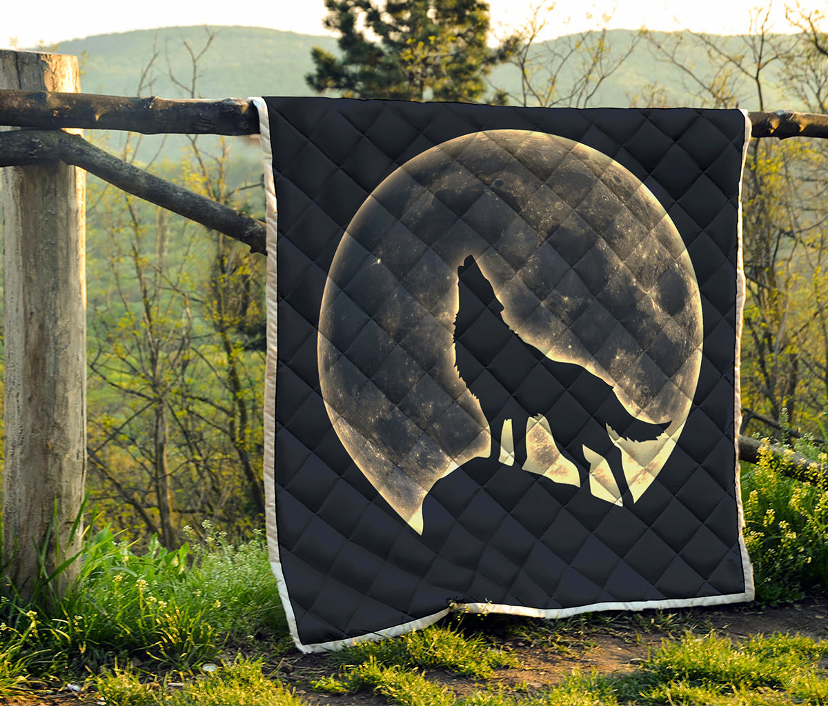 Full Moon Howling Wolf Print Quilt
