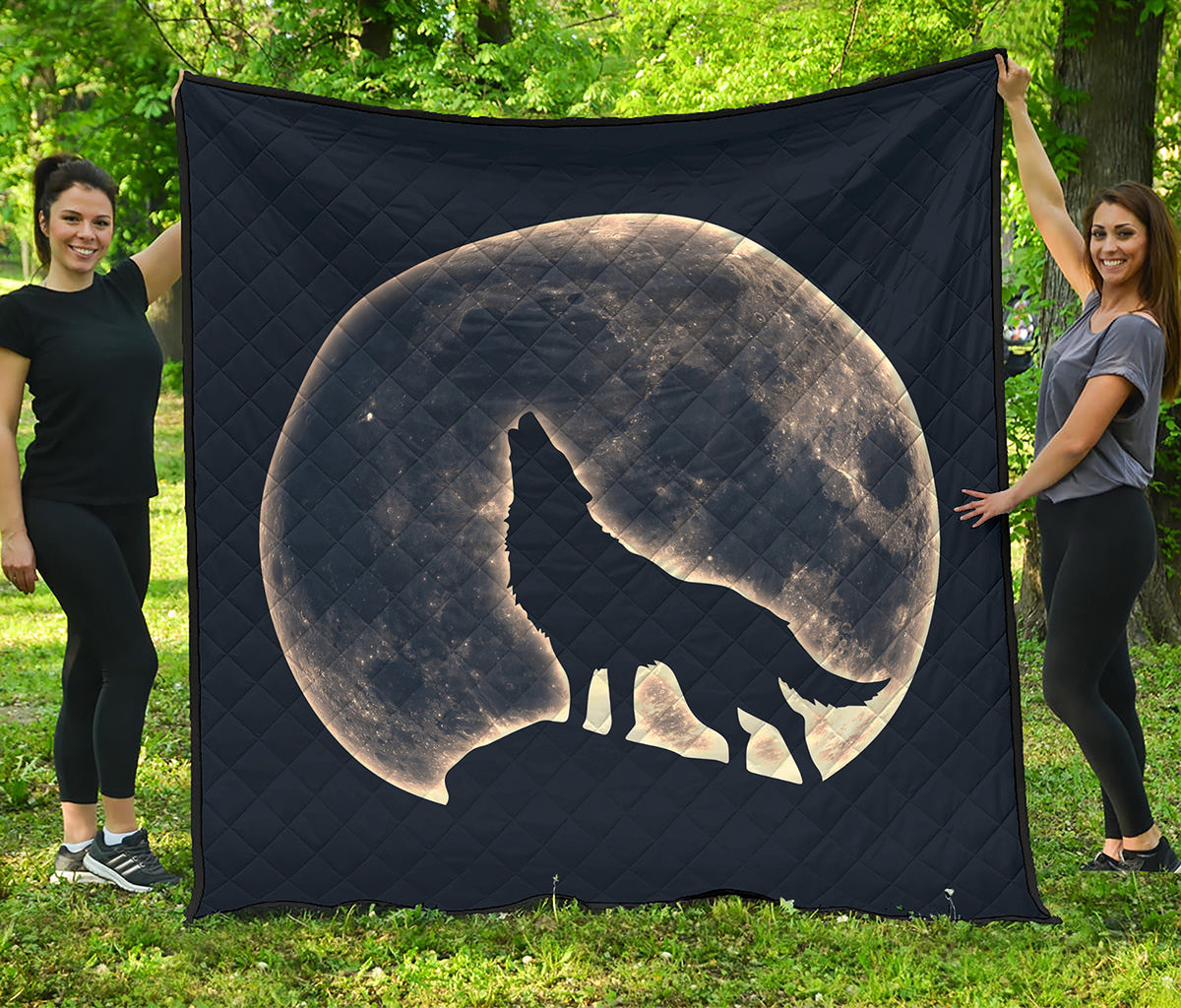 Full Moon Howling Wolf Print Quilt