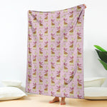Giraffe With Scarf Pattern Print Blanket