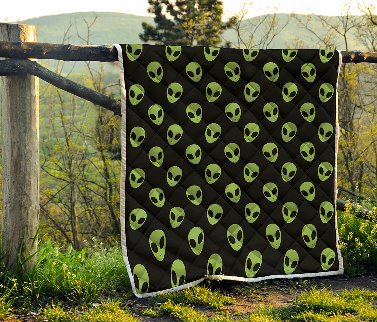 Green Alien Face Pattern Print Quilt