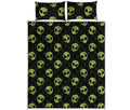 Green Alien Face Pattern Print Quilt Bed Set