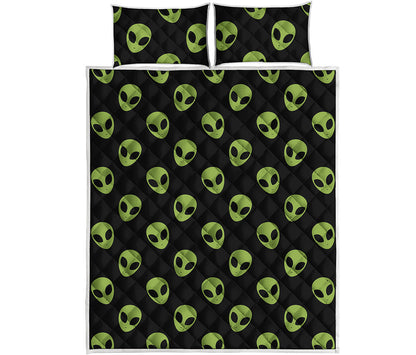 Green Alien Face Pattern Print Quilt Bed Set