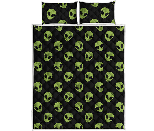 Green Alien Face Pattern Print Quilt Bed Set