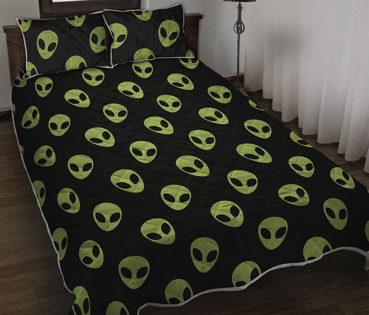 Green Alien Face Pattern Print Quilt Bed Set