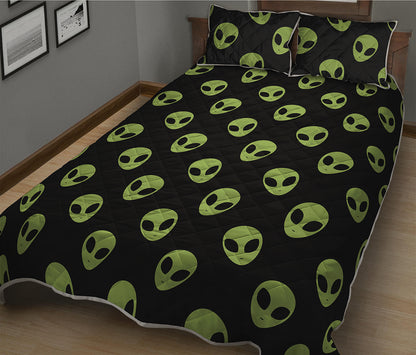 Green Alien Face Pattern Print Quilt Bed Set