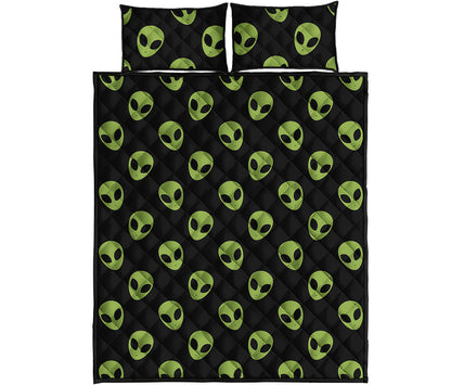 Green Alien Face Pattern Print Quilt Bed Set