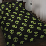 Green Alien Face Pattern Print Quilt Bed Set