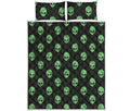 Green Alien Face Print Quilt Bed Set