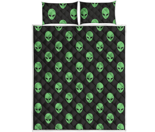 Green Alien Face Print Quilt Bed Set