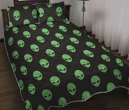 Green Alien Face Print Quilt Bed Set