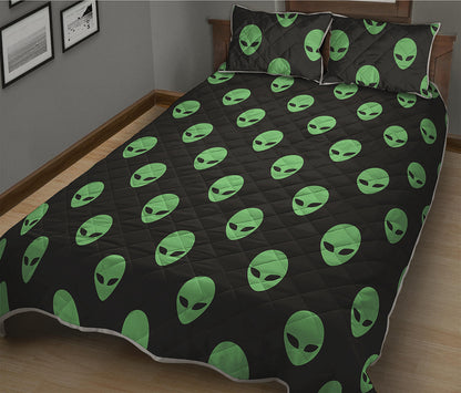 Green Alien Face Print Quilt Bed Set