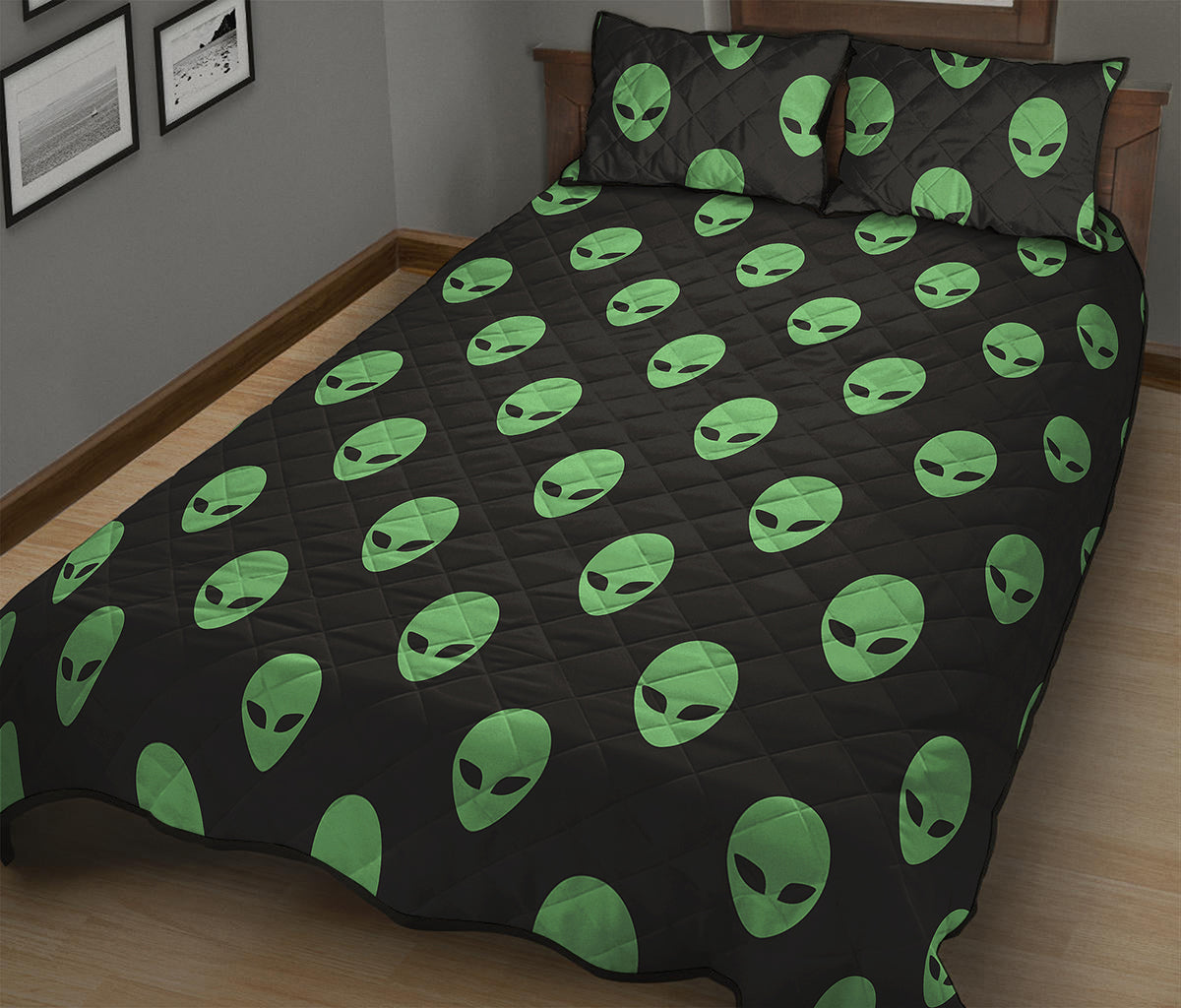 Green Alien Face Print Quilt Bed Set