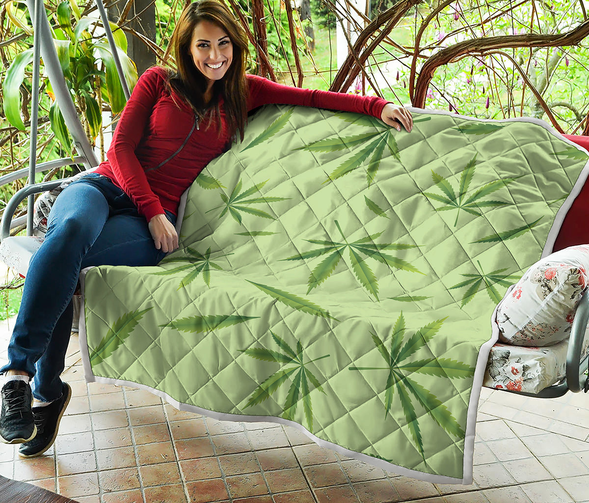 Green Hemp Leaves Pattern Print Quilt