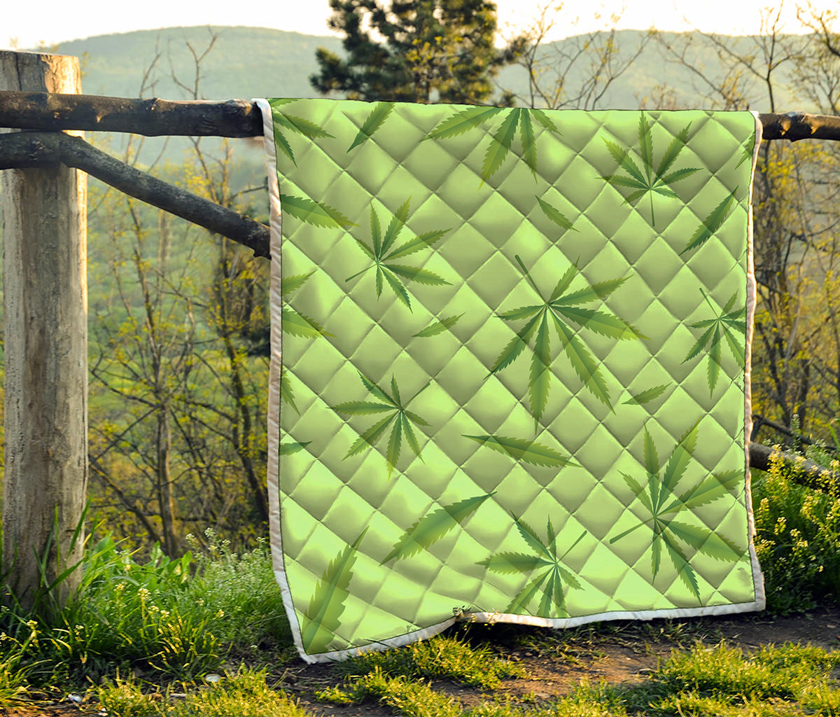 Green Hemp Leaves Pattern Print Quilt