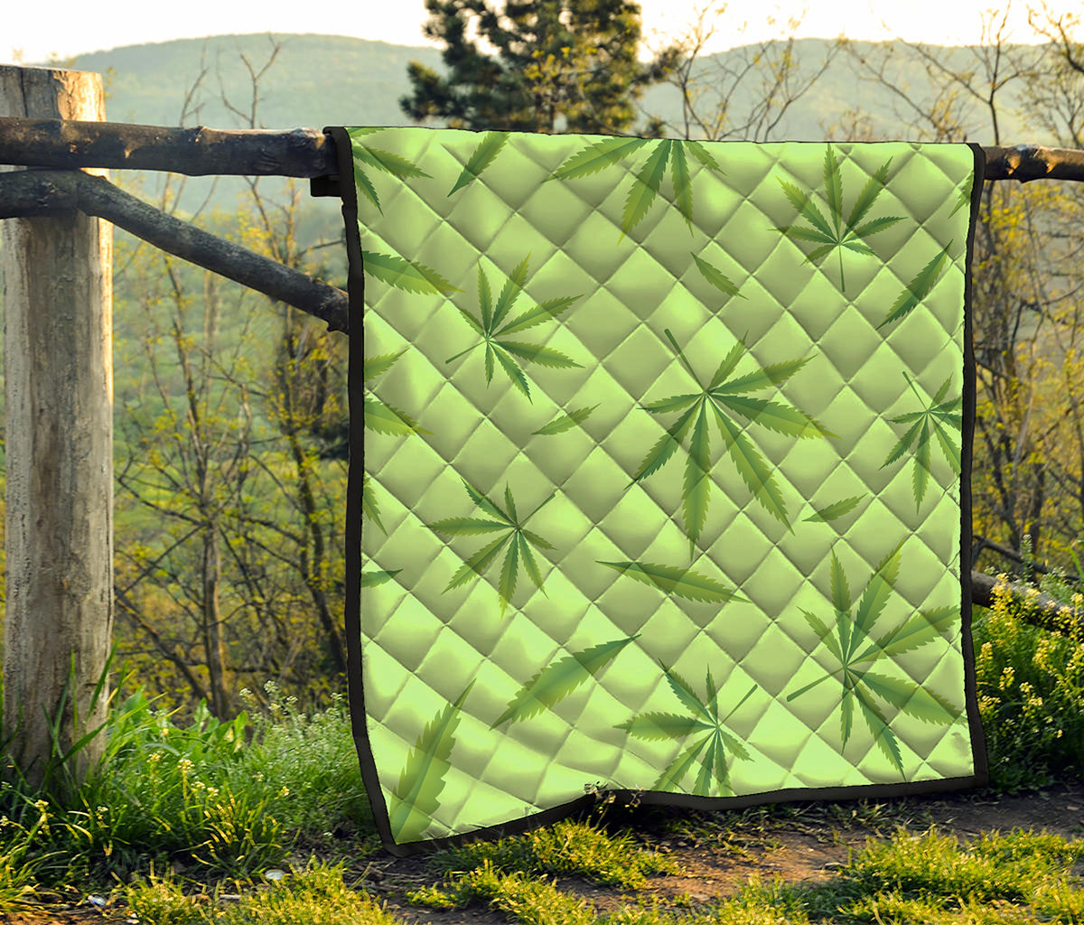 Green Hemp Leaves Pattern Print Quilt