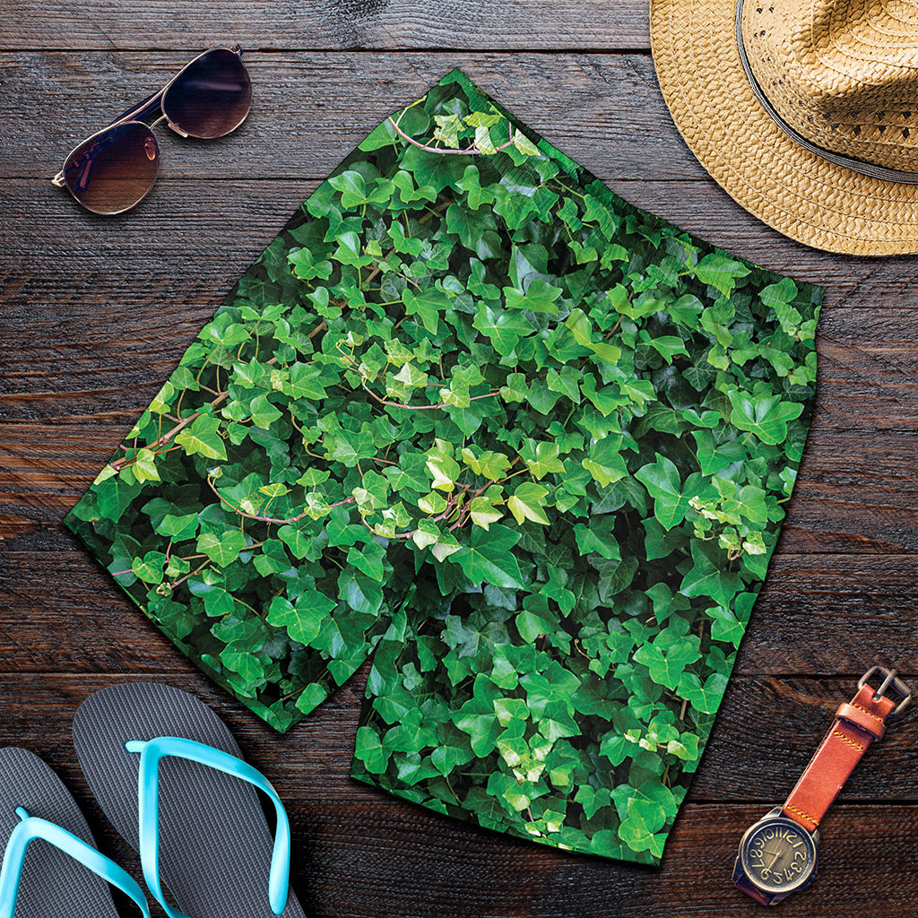 Green Ivy Wall Print Men's Shorts
