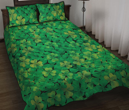 Green Shamrock Leaf Pattern Print Quilt Bed Set