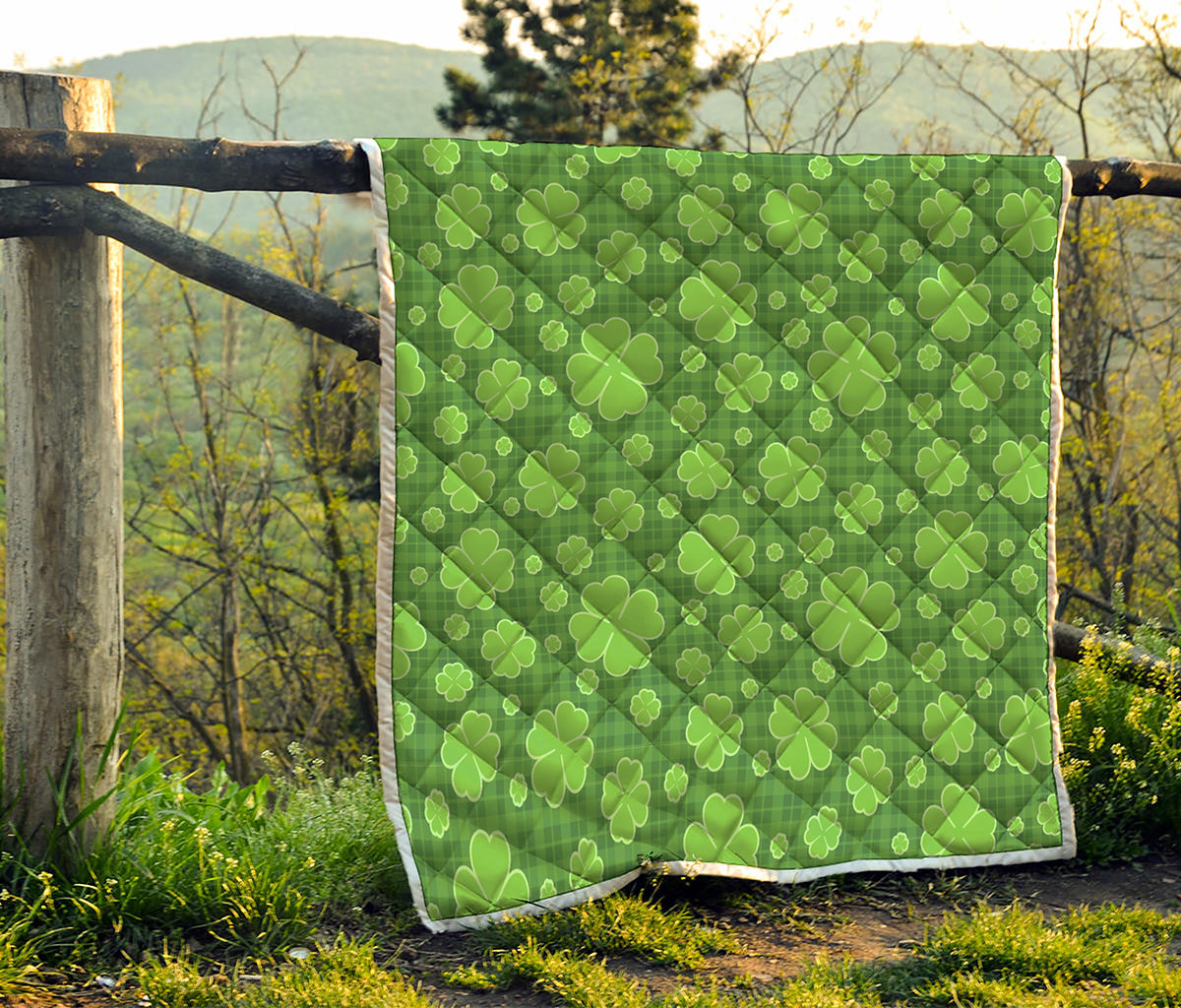 Green Shamrock Plaid Pattern Print Quilt