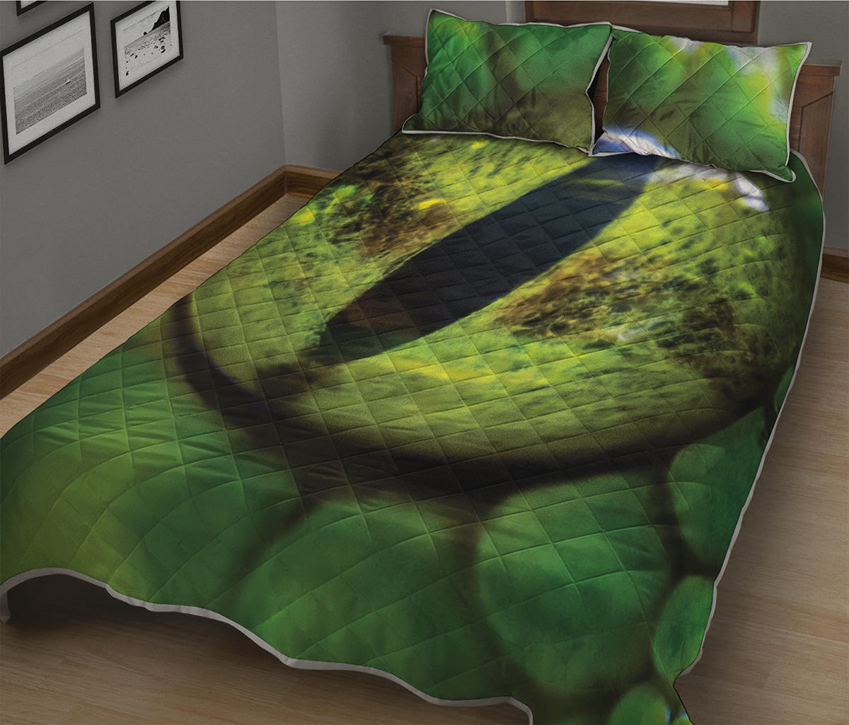 Green Snake Eye Print Quilt Bed Set