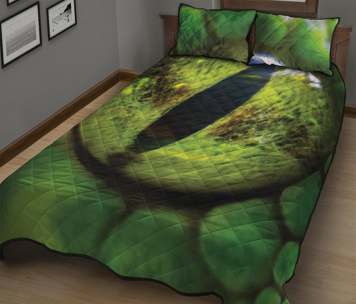 Green Snake Eye Print Quilt Bed Set