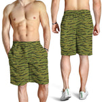 Green Tiger Stripe Camo Pattern Print Men's Shorts
