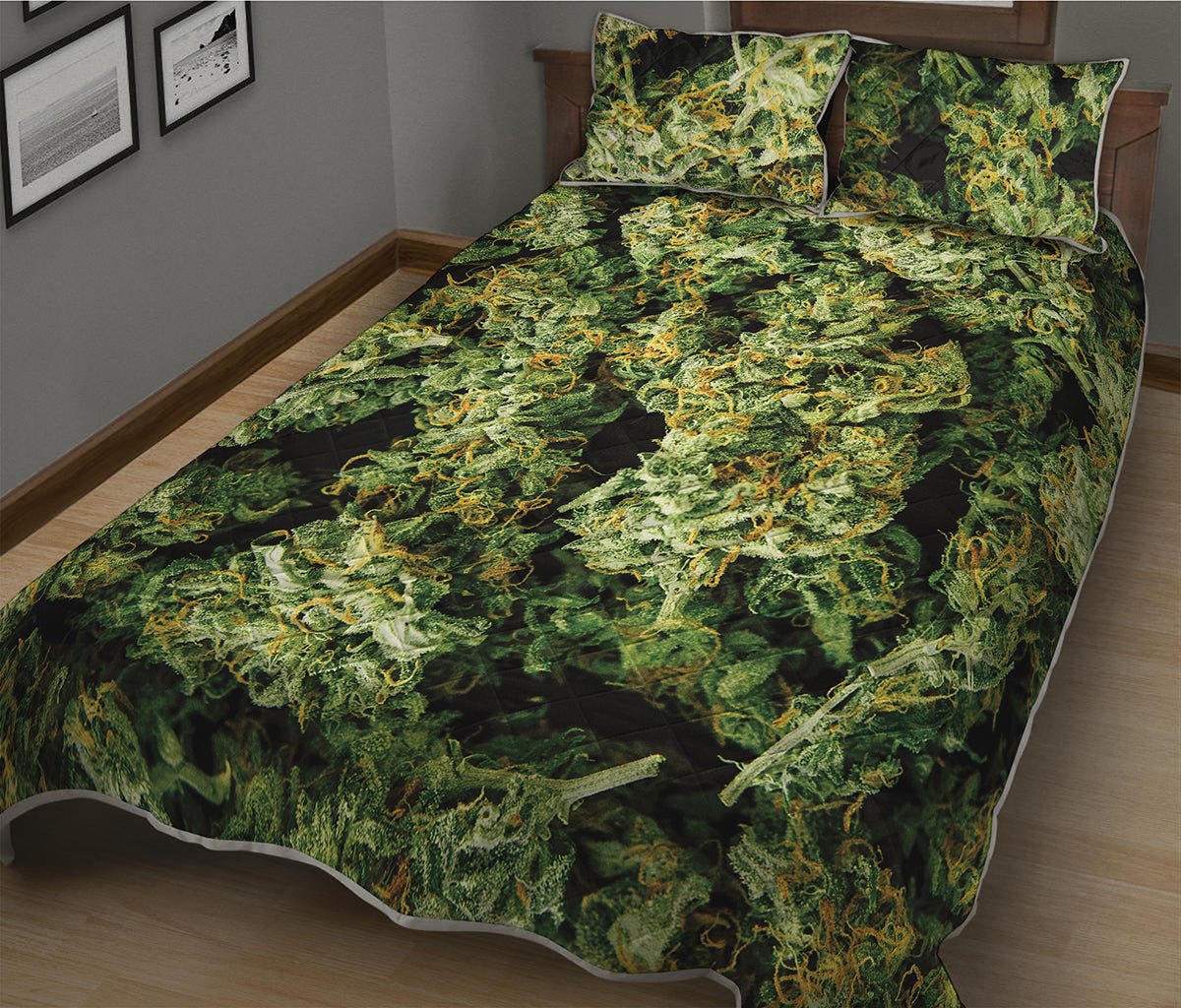Green Weed Print Quilt Bed Set