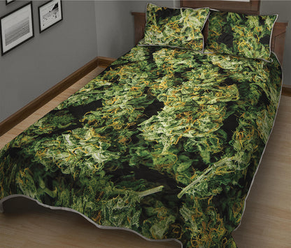 Green Weed Print Quilt Bed Set