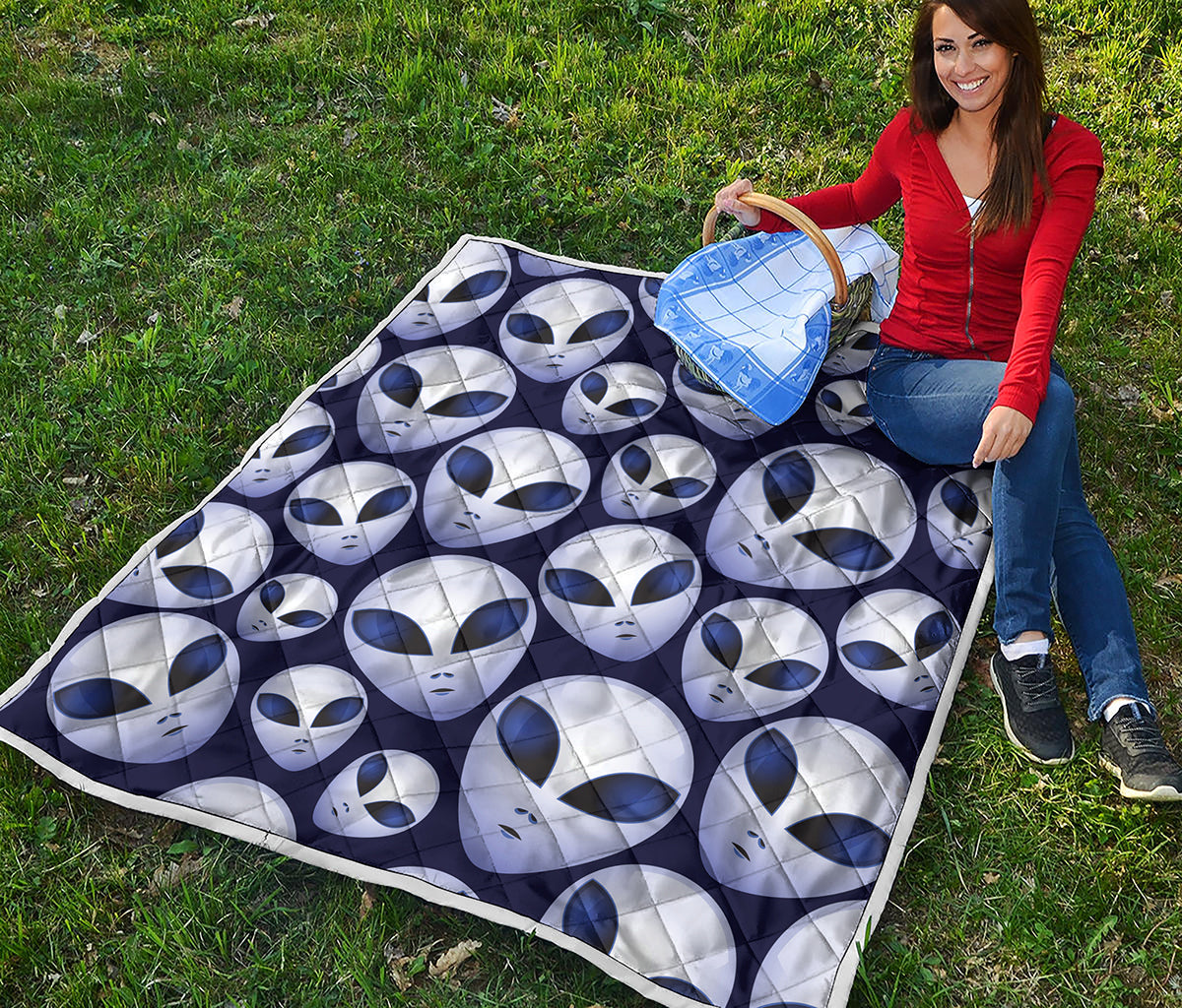 Grey Alien Face Pattern Print Quilt