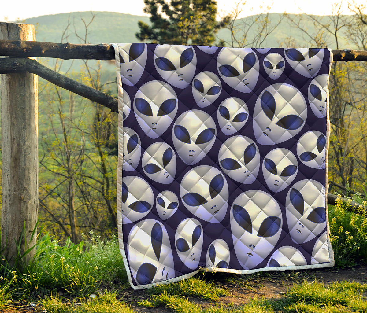 Grey Alien Face Pattern Print Quilt