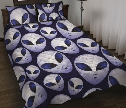Grey Alien Face Pattern Print Quilt Bed Set